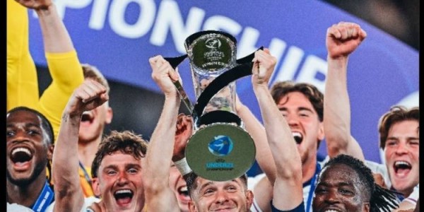 决赛MVP+作为队长捧杯！曼城官方祝贺麦卡蒂随英格兰欧青赛夺冠