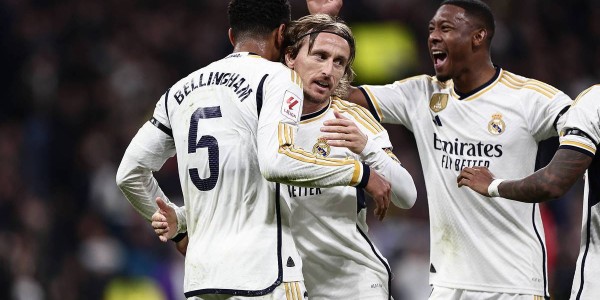 西甲国家德比：皇马主场争冠维稳，巴萨客场逆袭破局